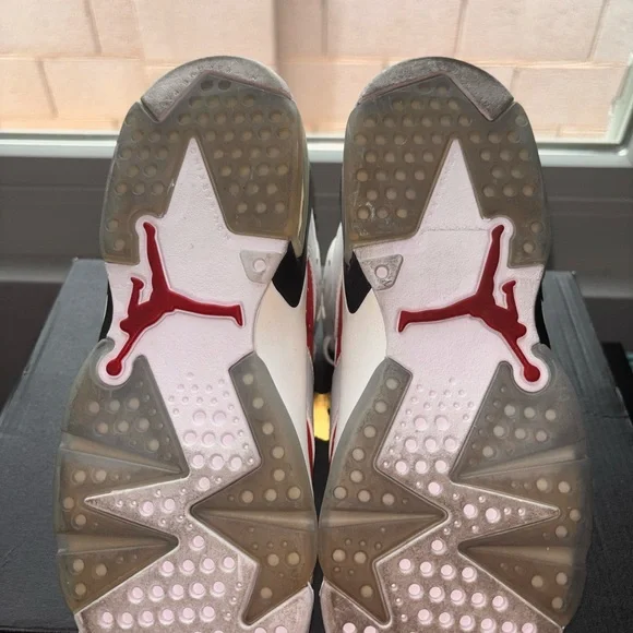 Jordan 6 Retro Sneakers